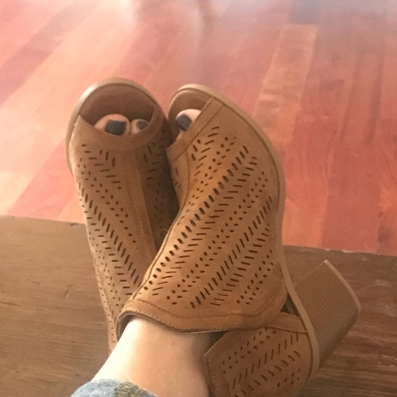 ♥️New Brown Peep toe heels! Size 7 Vegan suede - Picture 2 of 6